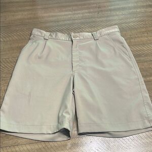 Under Armour 9” inseam golf shorts size 32